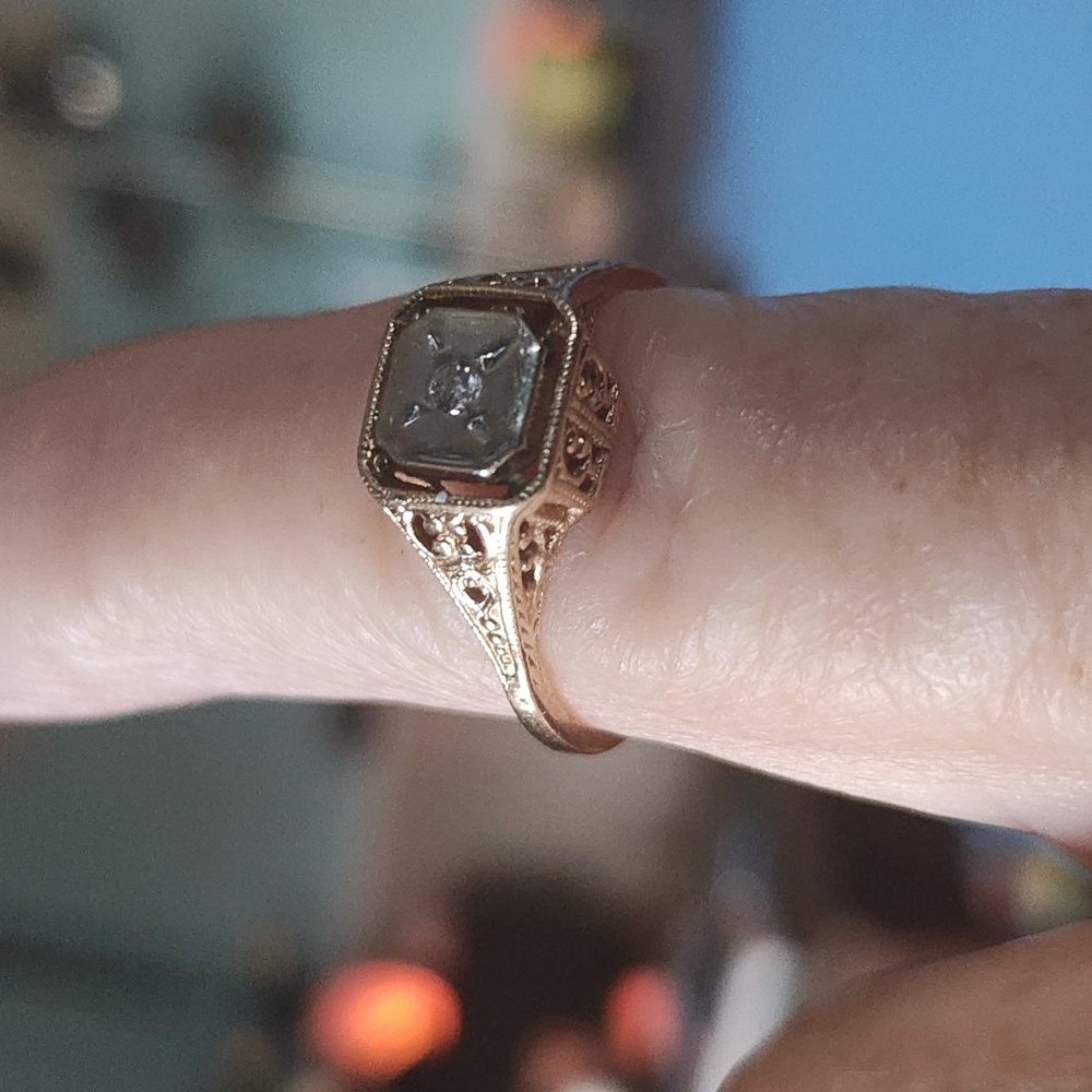 Gold Ring - Picture 5 of 10